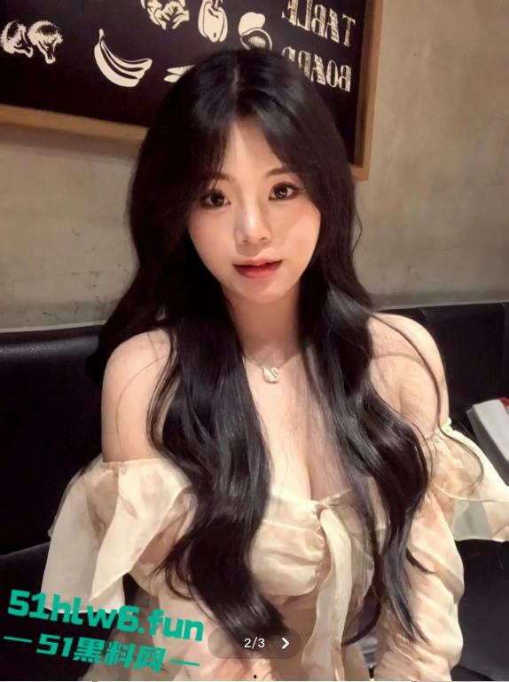 湖北文理学院大二系花【屈佳怡】绝美颜值性感尤物童颜巨乳，骚穴特写自慰视频流出！-4