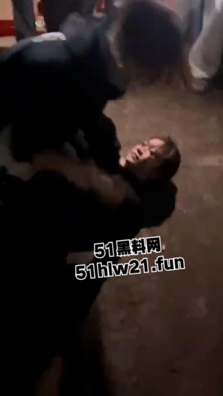 潮汕精神小妹为抢帅哥交配权，当街大打出手拳打脚踢薅头发，就看谁得骚劲大！-1