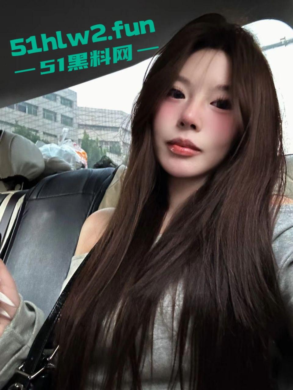 抖音高颜值女神【枭娍】曾6千都只能买下，擦边小视频的主播终于是被大哥拿下就是拍摄这角度太刁钻。-2