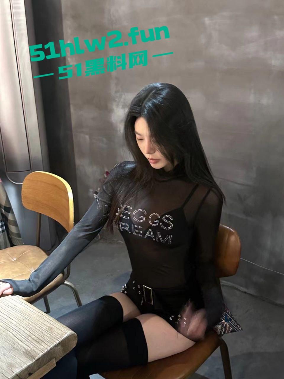 抖音高颜值女神【枭娍】曾6千都只能买下，擦边小视频的主播终于是被大哥拿下就是拍摄这角度太刁钻。-3