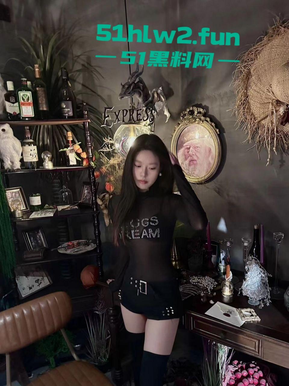 抖音高颜值女神【枭娍】曾6千都只能买下，擦边小视频的主播终于是被大哥拿下就是拍摄这角度太刁钻。-4