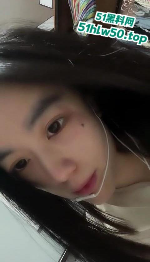 抖音三线网红反差婊【欣梦然】甜美大学生与土豪1v1裸聊自慰，大秀粉嫩鲍鱼！-1