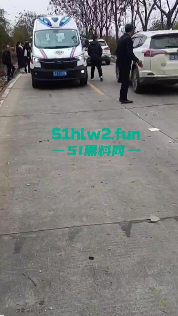 开车打盹儿险送命！湖南石门皂市水库一货车突然失控撞上山体，车头报废人差点归西 。-2