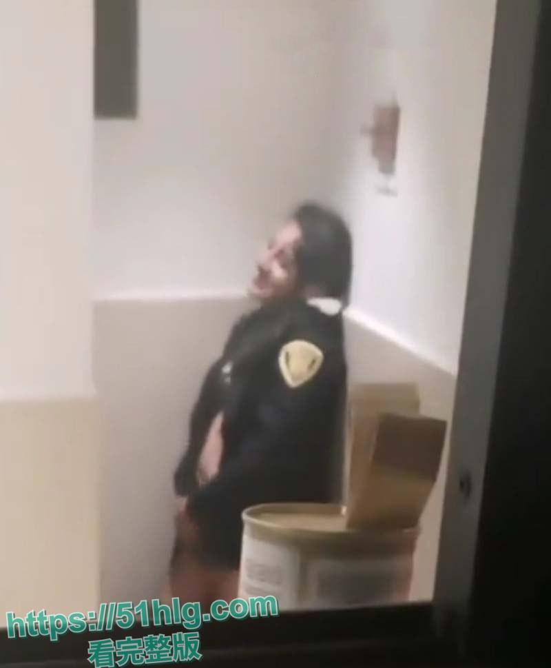 国外大瓜警察也疯狂！ 【墨西哥】女警【劳拉·塞贡】多与同事偷情视频全网疯传 厕所巡逻车到处留情 刺激不已-2