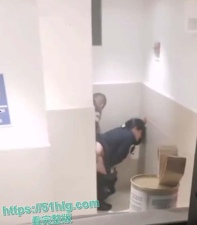 国外大瓜警察也疯狂！ 【墨西哥】女警【劳拉·塞贡】多与同事偷情视频全网疯传 厕所巡逻车到处留情 刺激不已-4