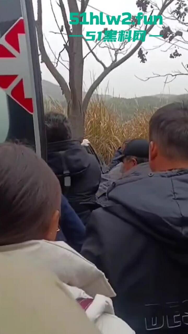 开车打盹儿险送命！湖南石门皂市水库一货车突然失控撞上山体，车头报废人差点归西 。-8