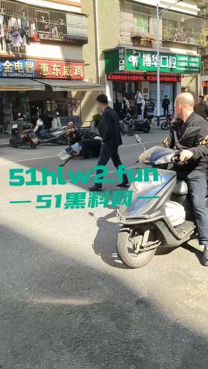 汕尾市海丰县持刀匪徒和帽子叔叔对峙被抓，王某抢劫犯此前有吸毒史逮捕现场视频曝光。-4