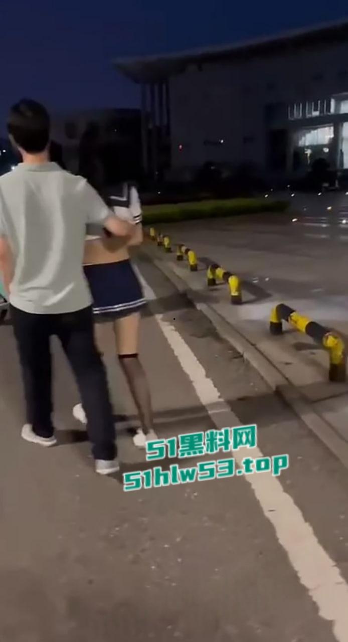 湖北经济学院,JK制服学生妹与男友校园露出野战被围观,白天激情后入深夜疯狂口交,小年轻b瘾真大啊!-4