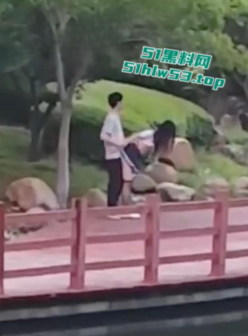 湖北经济学院,JK制服学生妹与男友校园露出野战被围观,白天激情后入深夜疯狂口交,小年轻b瘾真大啊!-6