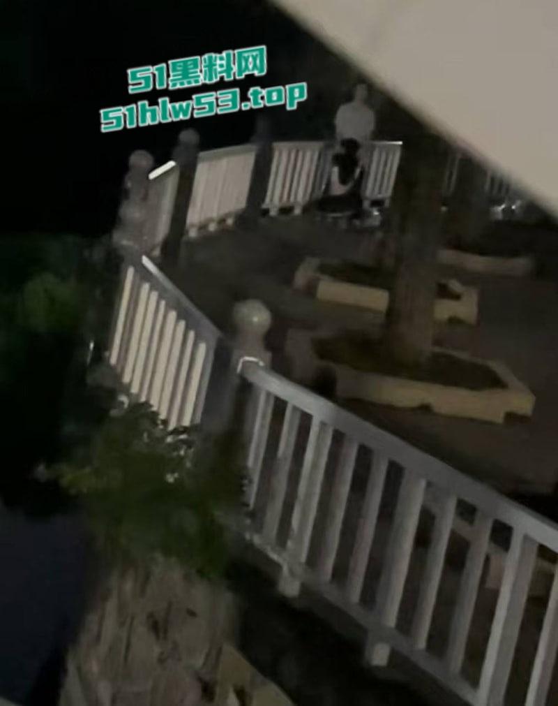 湖北经济学院,JK制服学生妹与男友校园露出野战被围观,白天激情后入深夜疯狂口交,小年轻b瘾真大啊!-7