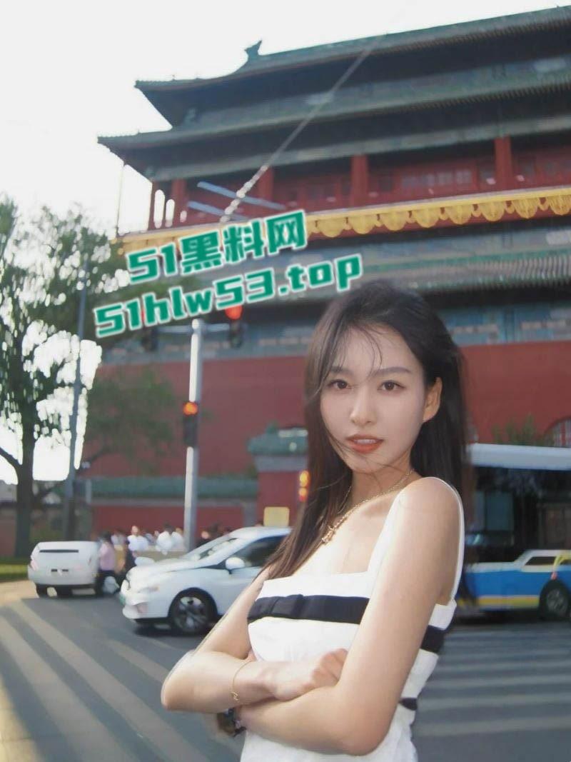 实习主持人【璇儿】不雅视频泄露，镜头前大众女神，私下被领导狂插，蒙眼口交舔蛋技术娴熟！-1