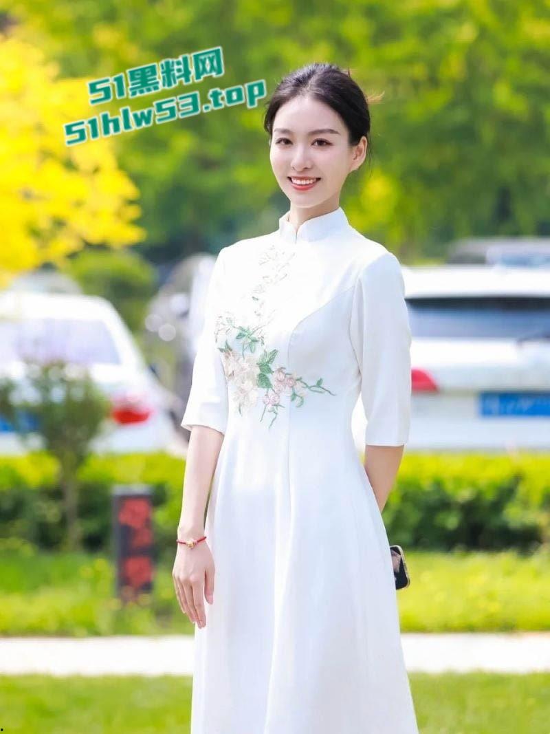 实习主持人【璇儿】不雅视频泄露，镜头前大众女神，私下被领导狂插，蒙眼口交舔蛋技术娴熟！-4