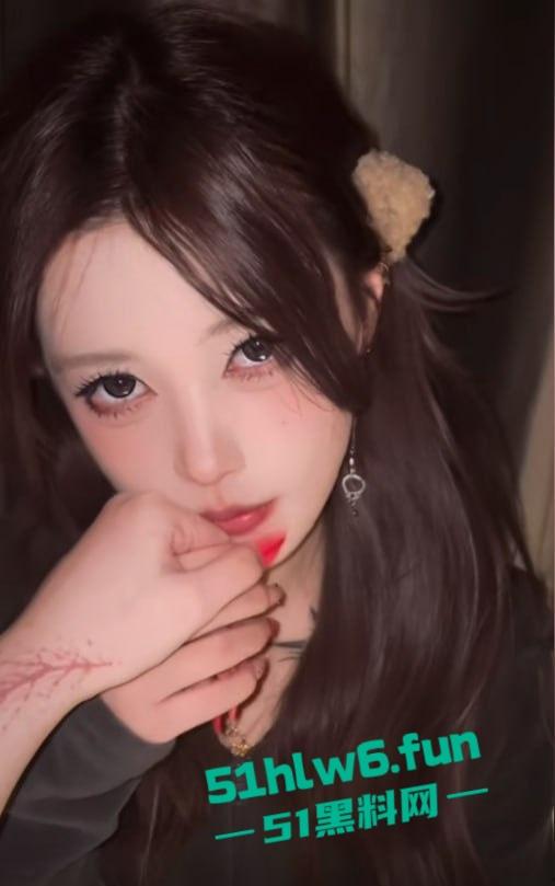 芜湖鸠江区YJ理发店女主被曝，疑似抖音美女博主【鱼鱼骨】未拉窗帘给榜一大哥的私拍流出！-3