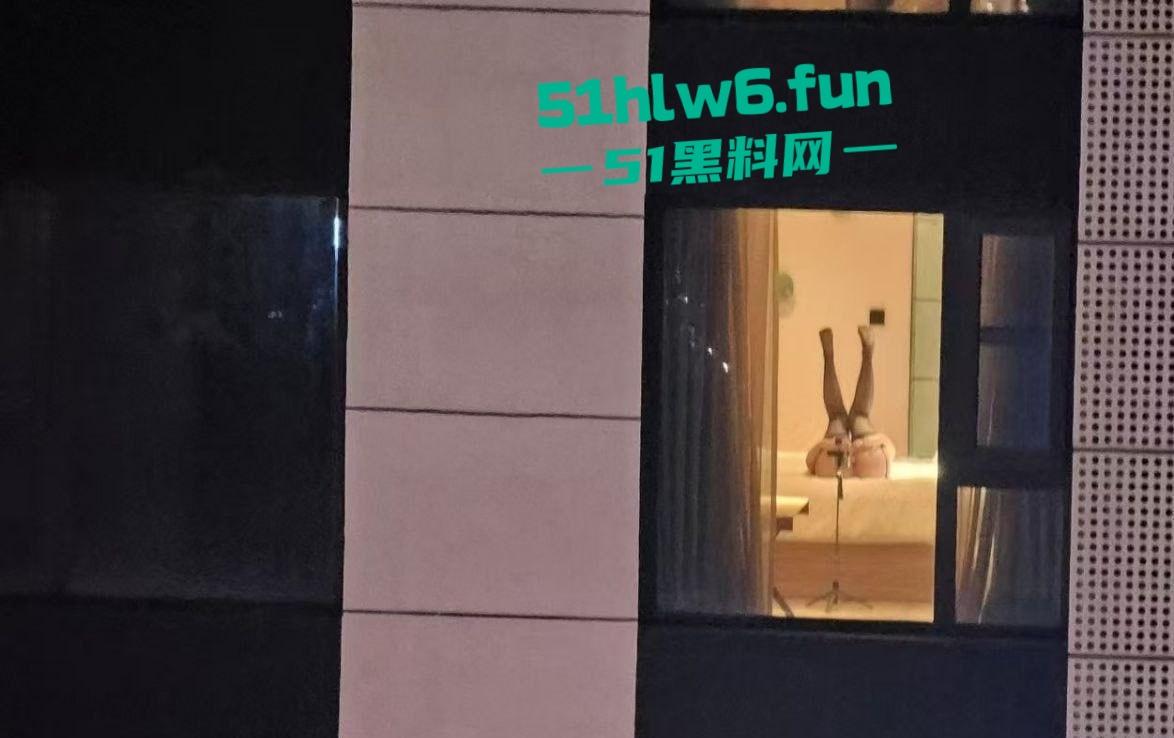 芜湖鸠江区YJ理发店女主被曝，疑似抖音美女博主【鱼鱼骨】未拉窗帘给榜一大哥的私拍流出！-6