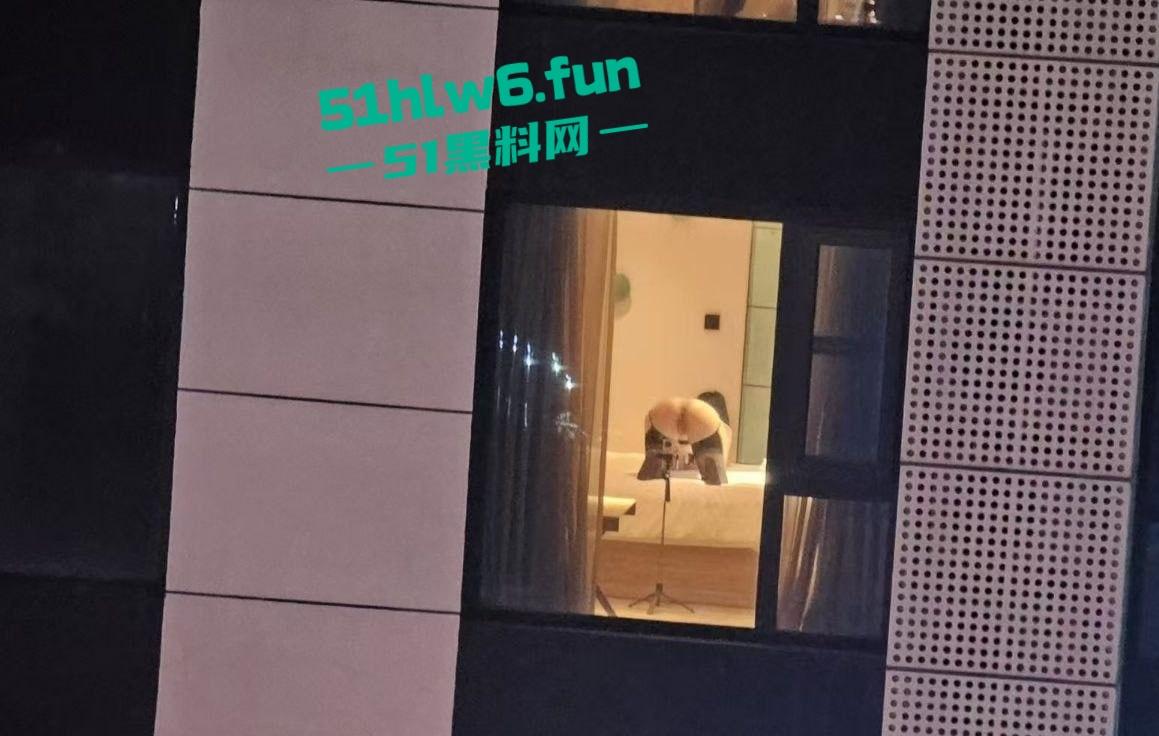 芜湖鸠江区YJ理发店女主被曝，疑似抖音美女博主【鱼鱼骨】未拉窗帘给榜一大哥的私拍流出！-9