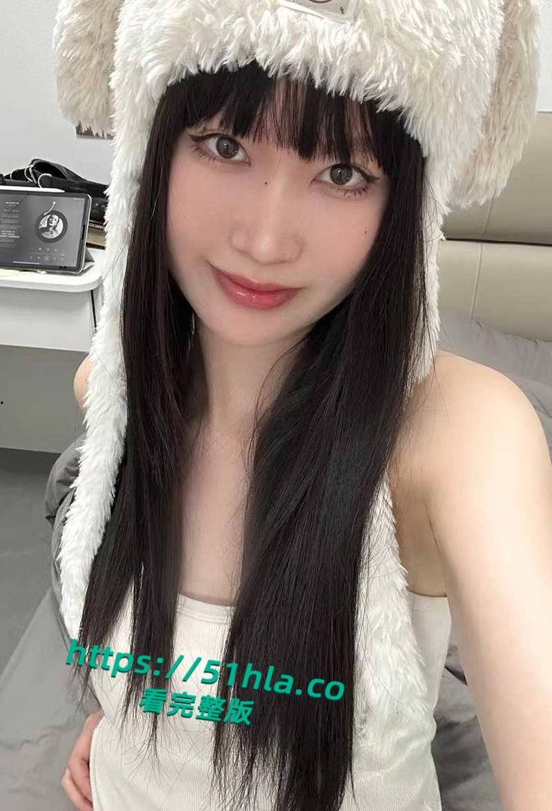 高颜值福利姬【银牌灌汤小笼包】自慰合集流出,性感美腿堪称完美炮架,花式自慰淫骚足交反差爆棚!-1