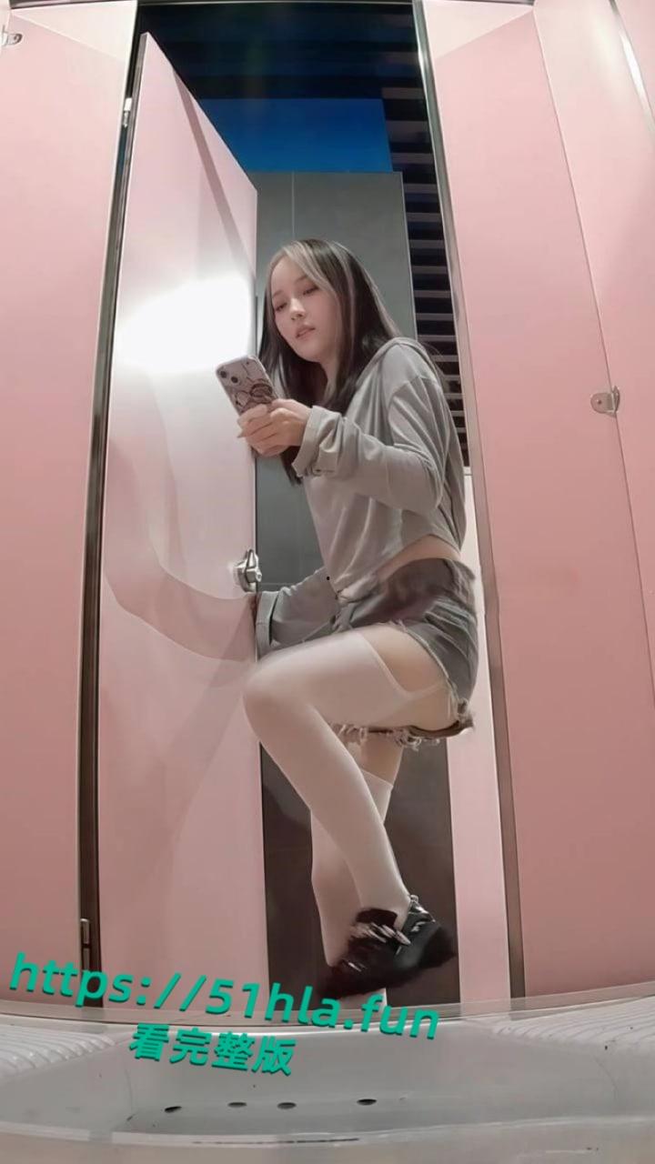 精选女厕偷拍,各类型高颜值小姐姐露脸放尿,脸穴同框特写翘臀白虎一线天全曝光!-1