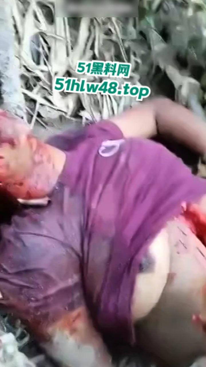 【恐怖血腥】国外大奶美女剖尸现场视频，大坨内脏被扯出，大奶美女和肥猪没啥区别。-6