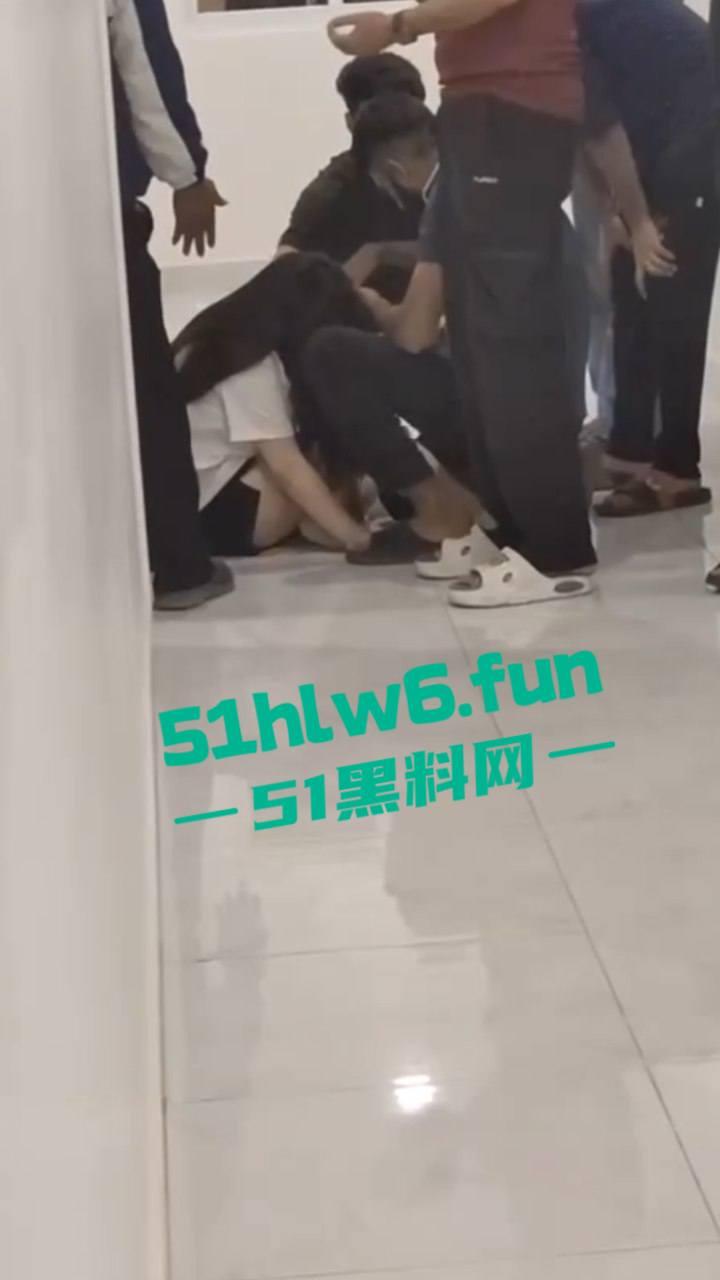 柬埔寨波贝太子园区，韩国男子强奸女子被老外们制止逮捕，韩国男还现场装逼结果直接被警方带走。-5