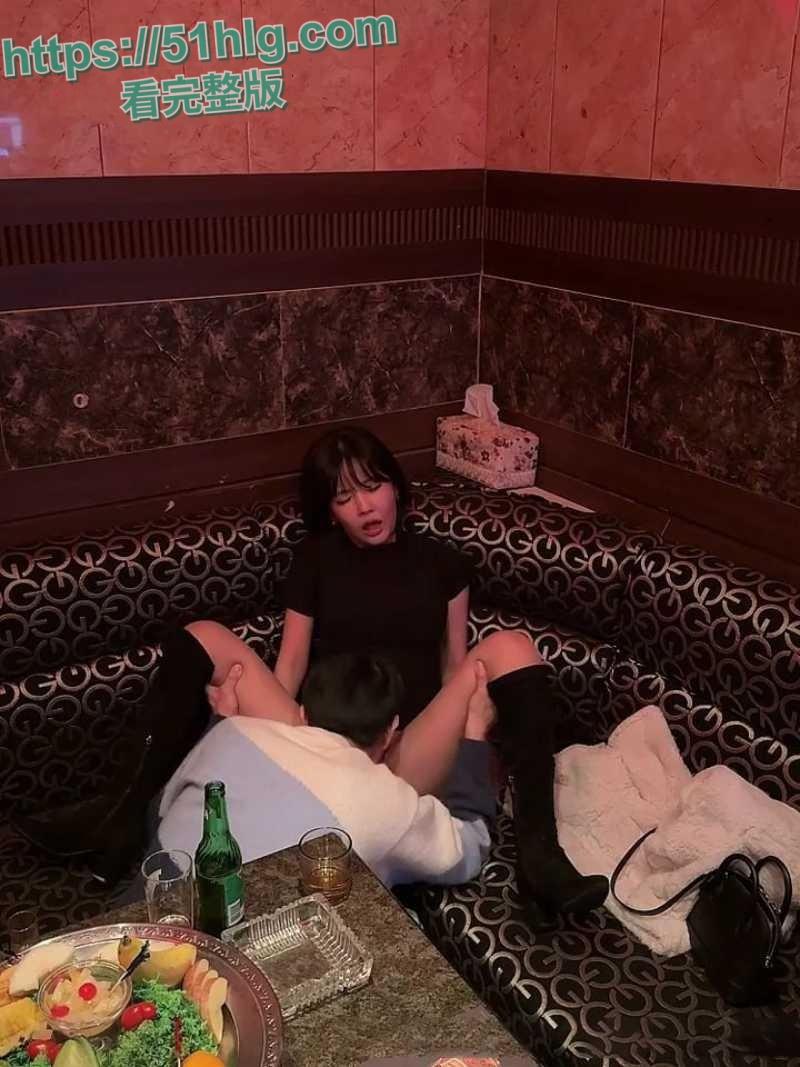 韩国财阀名媛【韩善月】KTV狂欢派对！火辣少妇被后入内射，极致淫乱的现场让人咋舌-5