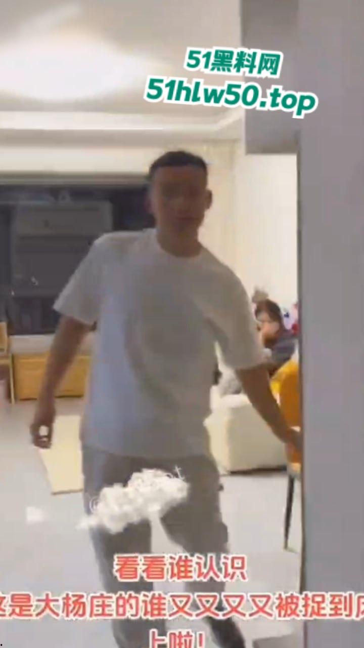 河北邯郸大杨庄，男子出轨带小三回家，捉奸时小三还穿着原配的衣服，玩的真野啊！-3