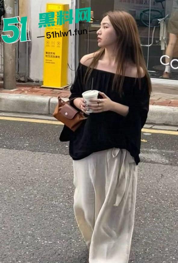 广州高颜值素人骚女【柳青】外表光鲜亮丽私下是只纯欲母狗被曝光，网友床上调教玩弄视频流出。-5