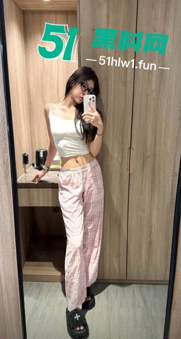 广西籍CBA球员【张兴亮】被禁赛，把女友装行李箱带进宿舍通宵学习，真是爱学习的好孩子。-9