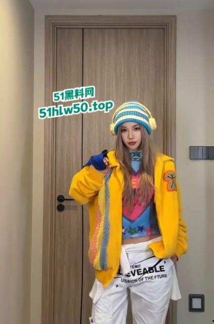 抖音2000W粉丝大咖网红【刀小刀】欠钱不还，还怂恿粉丝到别人店里拉屎，警察从公寓带走画面曝光！-6