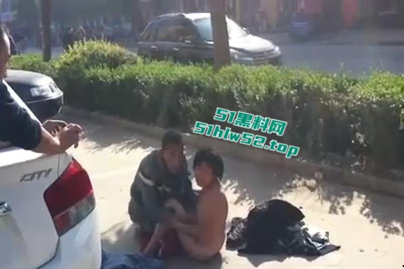 大爷大妈马路边激情做爱现场，围观群众怼脸拍摄，吓的大爷连忙起身提裤子，大妈全裸状态还一脸懵逼！-2