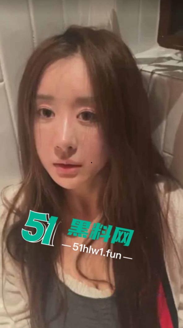 成都抖音小网红【恩伊】在网上乱造别人黄谣，被抓现场视频直接达到下跪认错再也不敢了。-2