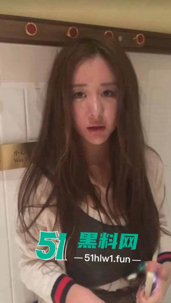 成都抖音小网红【恩伊】在网上乱造别人黄谣，被抓现场视频直接达到下跪认错再也不敢了。-4