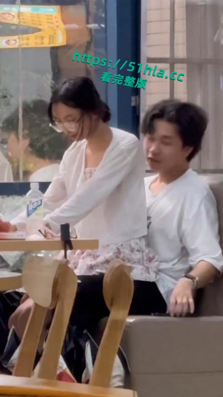 武汉中南民族大学，奶茶店大学生做爱被偷拍，瞄了好久才对准位置，小情侣玩的好刺激啊！-2
