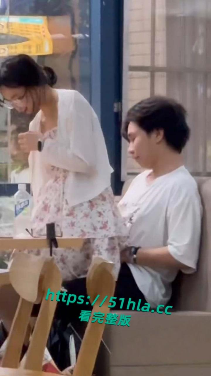 武汉中南民族大学，奶茶店大学生做爱被偷拍，瞄了好久才对准位置，小情侣玩的好刺激啊！-4