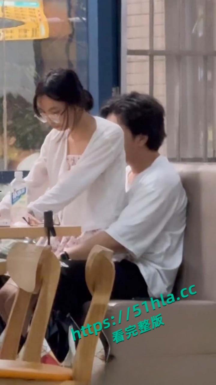 武汉中南民族大学，奶茶店大学生做爱被偷拍，瞄了好久才对准位置，小情侣玩的好刺激啊！-5