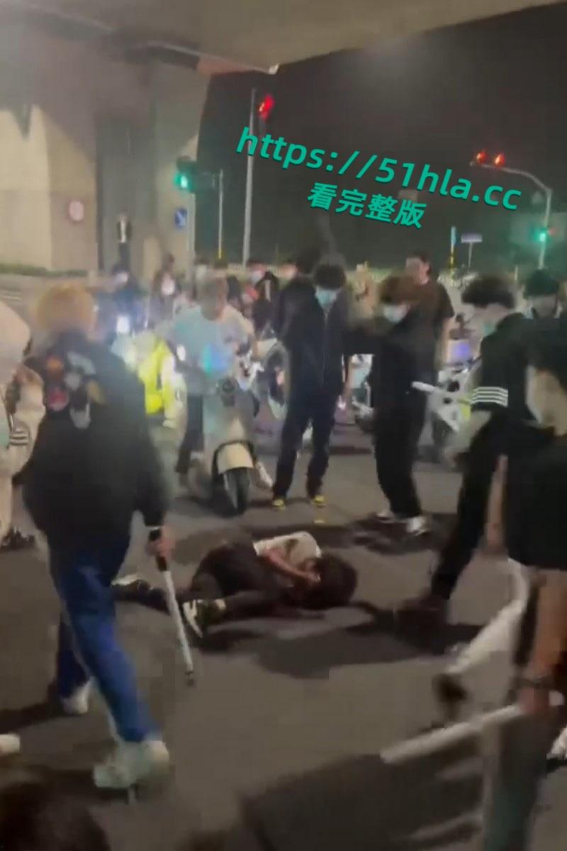 山东临沂五路高架桥下,中鲁石化精神小伙午夜寻仇,多人手持棍棒砸车打人,手段之残忍与畜生无异!-1