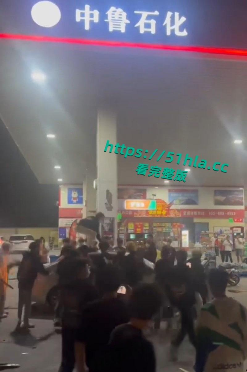 山东临沂五路高架桥下,中鲁石化精神小伙午夜寻仇,多人手持棍棒砸车打人,手段之残忍与畜生无异!-3