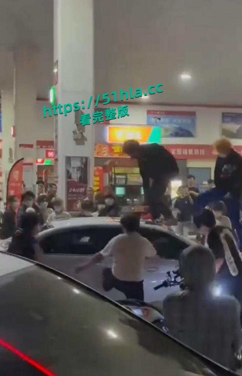 山东临沂五路高架桥下,中鲁石化精神小伙午夜寻仇,多人手持棍棒砸车打人,手段之残忍与畜生无异!-4