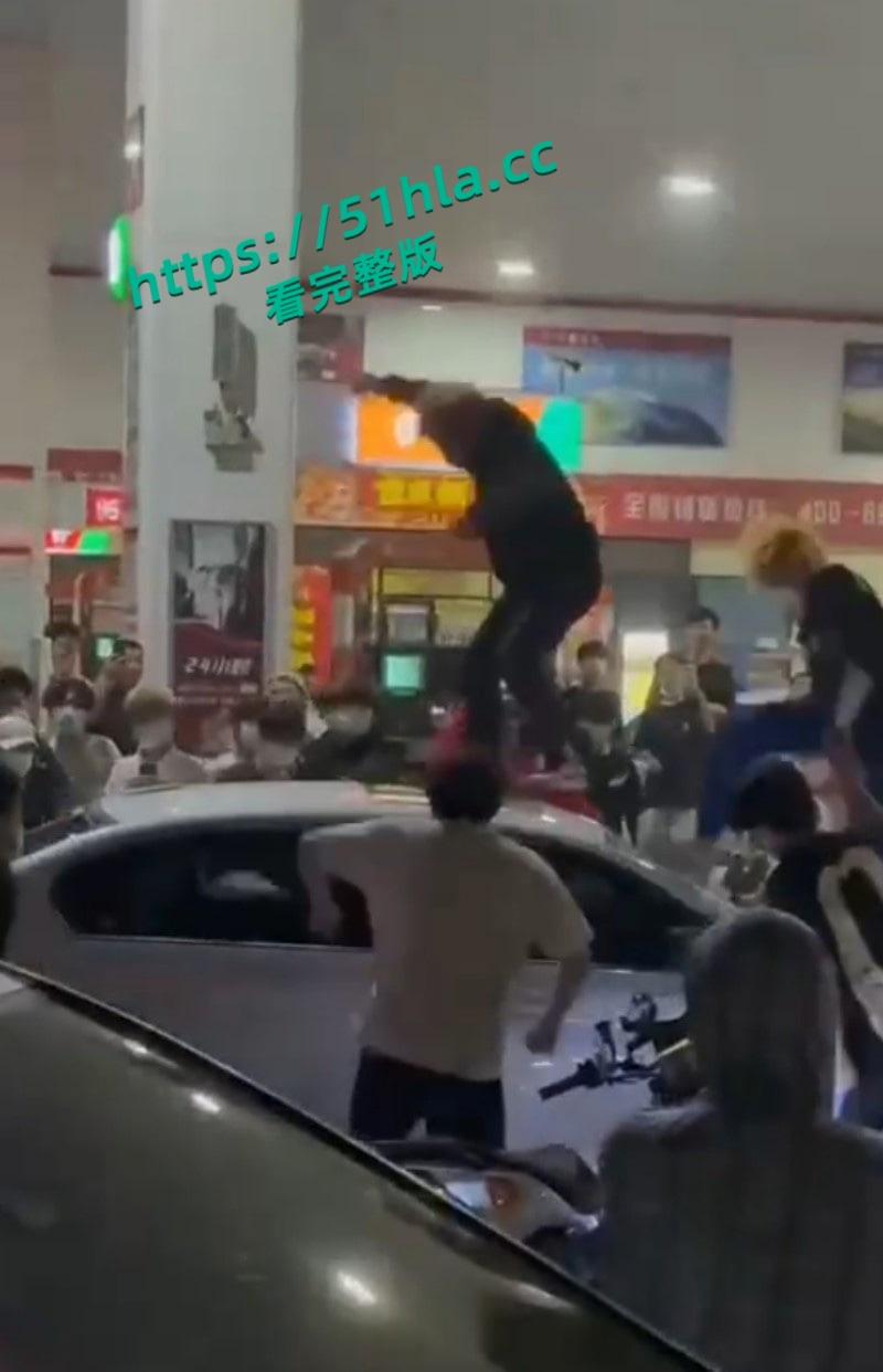 山东临沂五路高架桥下,中鲁石化精神小伙午夜寻仇,多人手持棍棒砸车打人,手段之残忍与畜生无异!-5