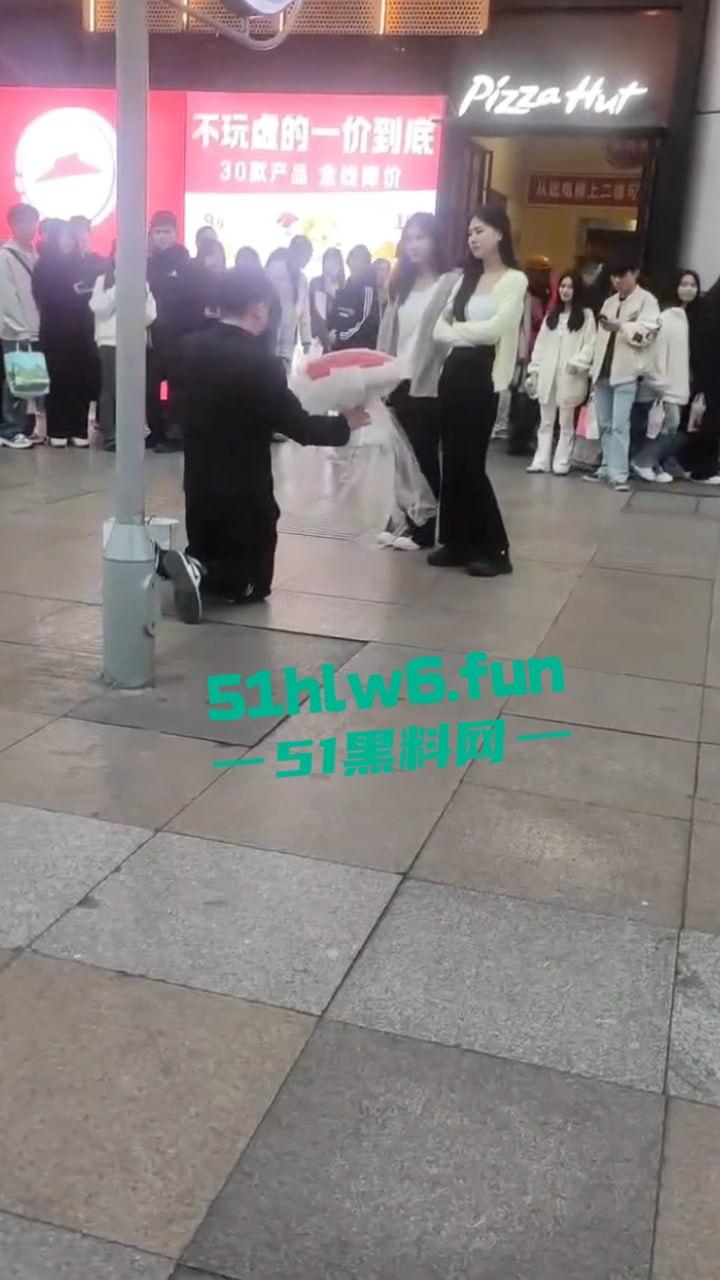 广西南宁顶级舔狗网红，当街表白求婚被美女怒扇耳光，却依旧跪地求婚，第一次见求婚双膝下跪的人才啊！-4