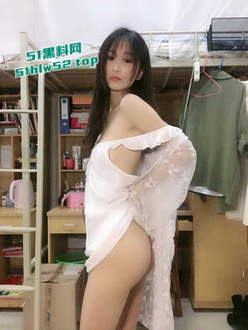 泸州西南医科大反差学妹【杨冰瑶】宿舍情趣自拍，与炮友激情性爱口交视频泄密！-6