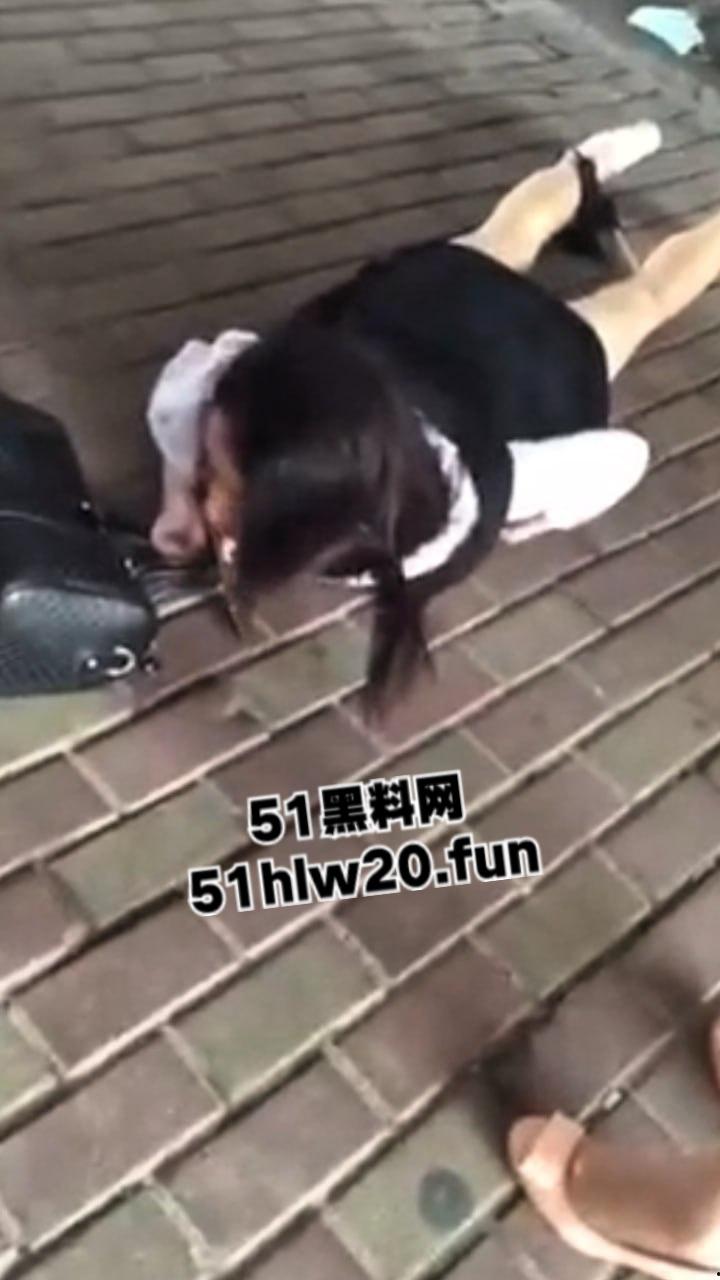 浙江街头捉奸现场，女子带家里弟弟和哥哥一起围堵小三当街扒光殴打，目前打人者已经被刑拘。-2