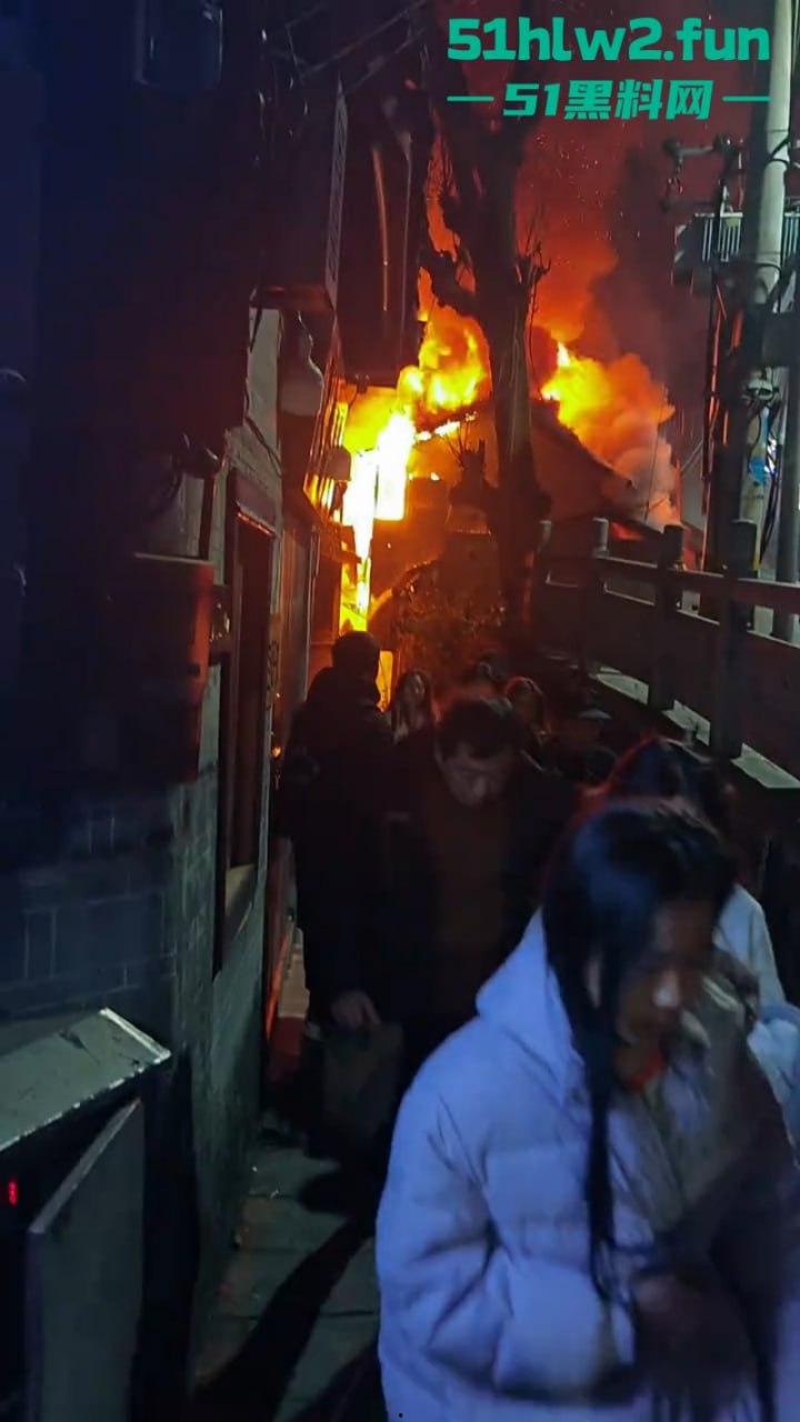凤凰古城一民宿深夜起火，游客穿睡衣跳窗逃生现场火灾视频流出，弄的差点人就没了！-6