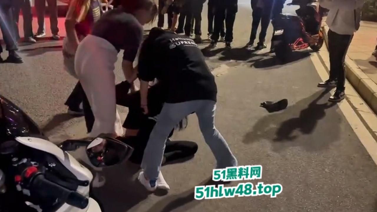 广东佛山精神小妹带人打架从单挑变群殴，女人打架真不讲武德，不过女人不撕衣服缺少精髓。-2