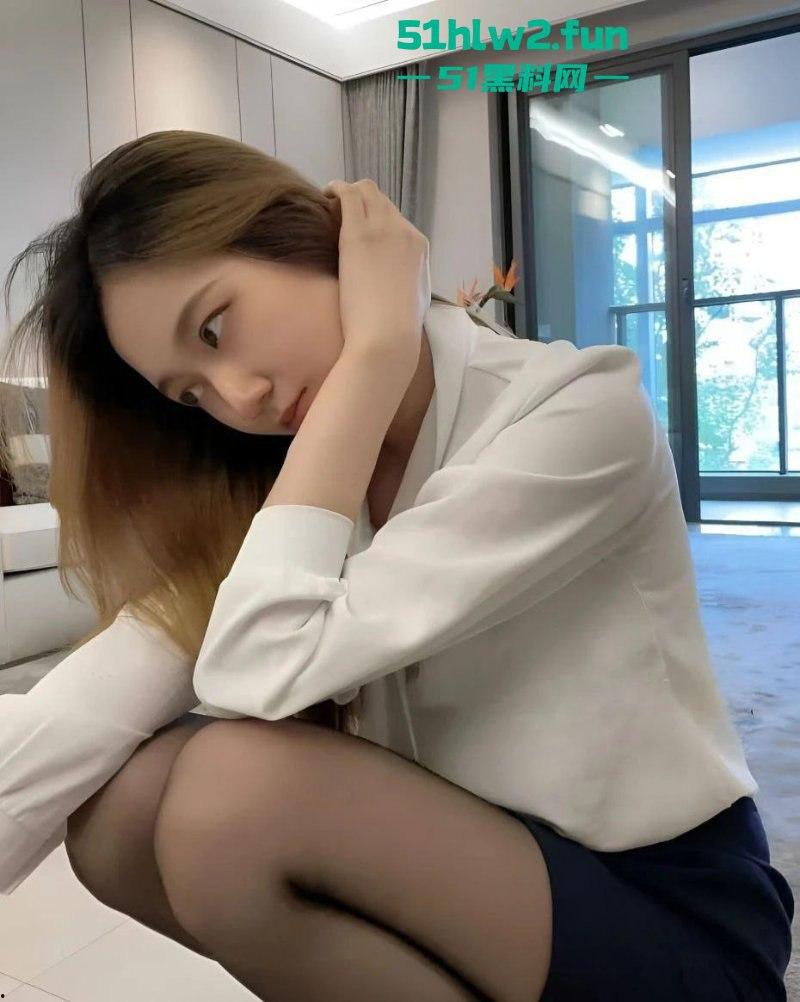 超越翰林府，广东佛山顺德悦府女销售【程圆】制服加黑丝，就在样板间让老板内射。-2