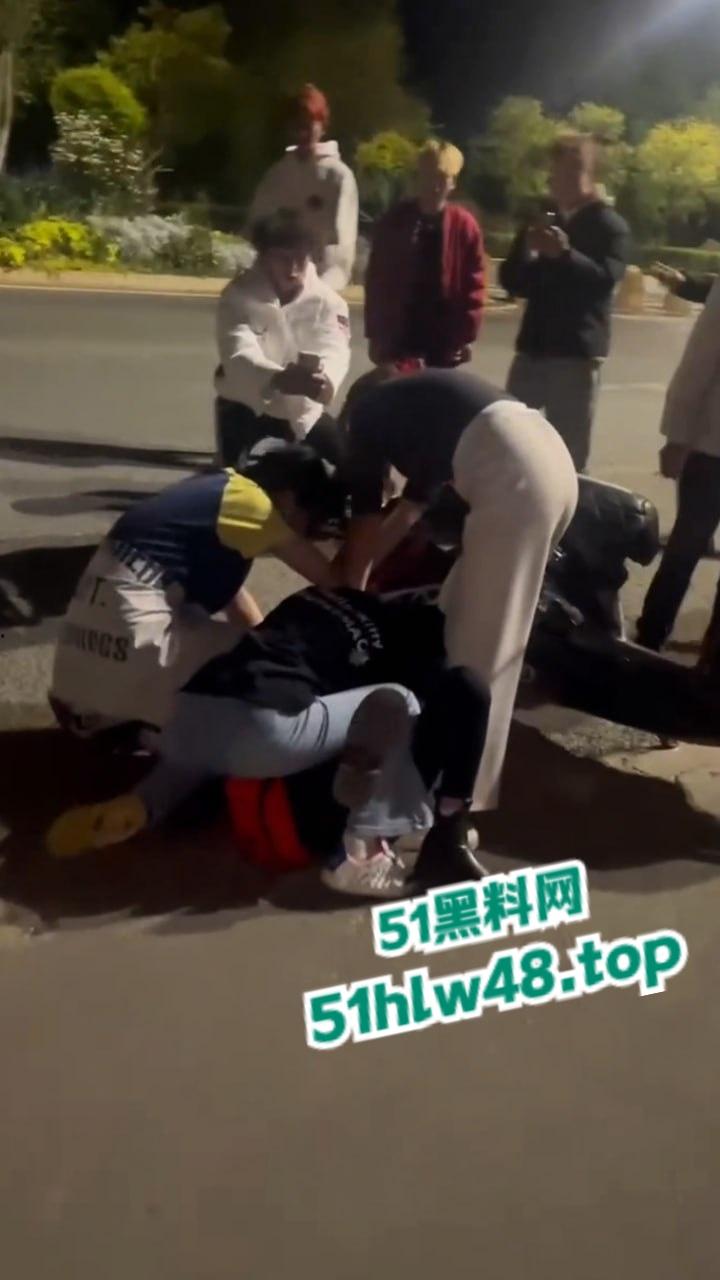 广东佛山精神小妹带人打架从单挑变群殴，女人打架真不讲武德，不过女人不撕衣服缺少精髓。-8