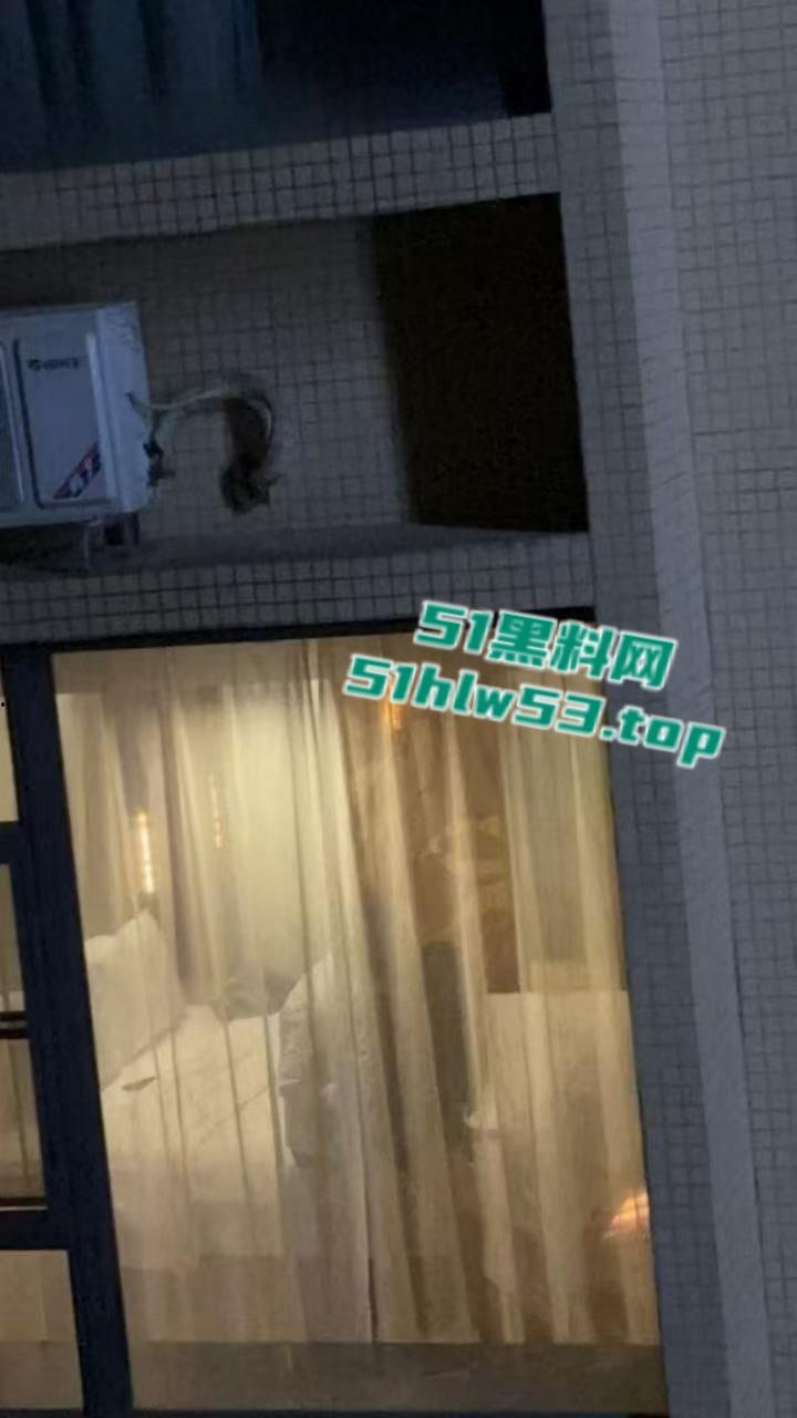 饥渴情侣隔窗激情交合,多体位打桩遭偷拍,妹子身材超火辣,观众比当事人还激动!-2