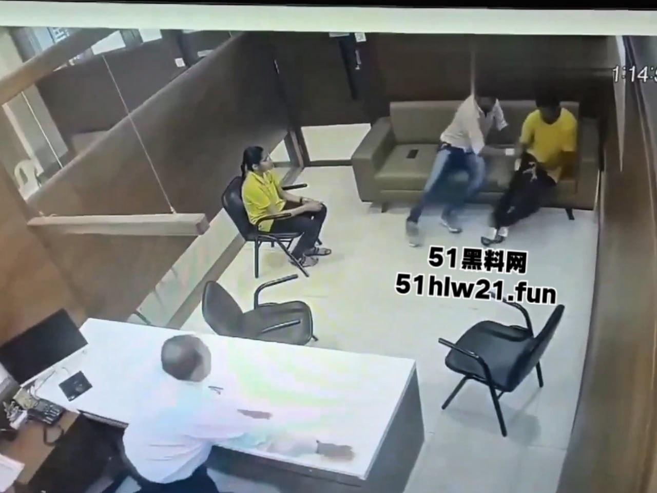 印度保险公司杀人案，男子母亲生病住院找医保公司报销，结果各种理由推脱遭男子持刀猛捅。-4