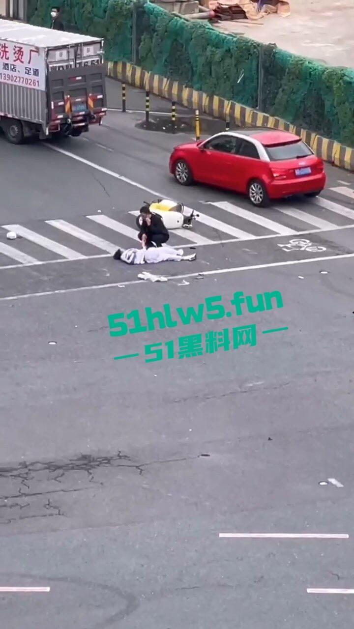 汕头金沙公园雨天路滑致小车失控撞飞数人，现场血腥场面惨不忍睹，永远不知道明天和意外谁先到来。-10