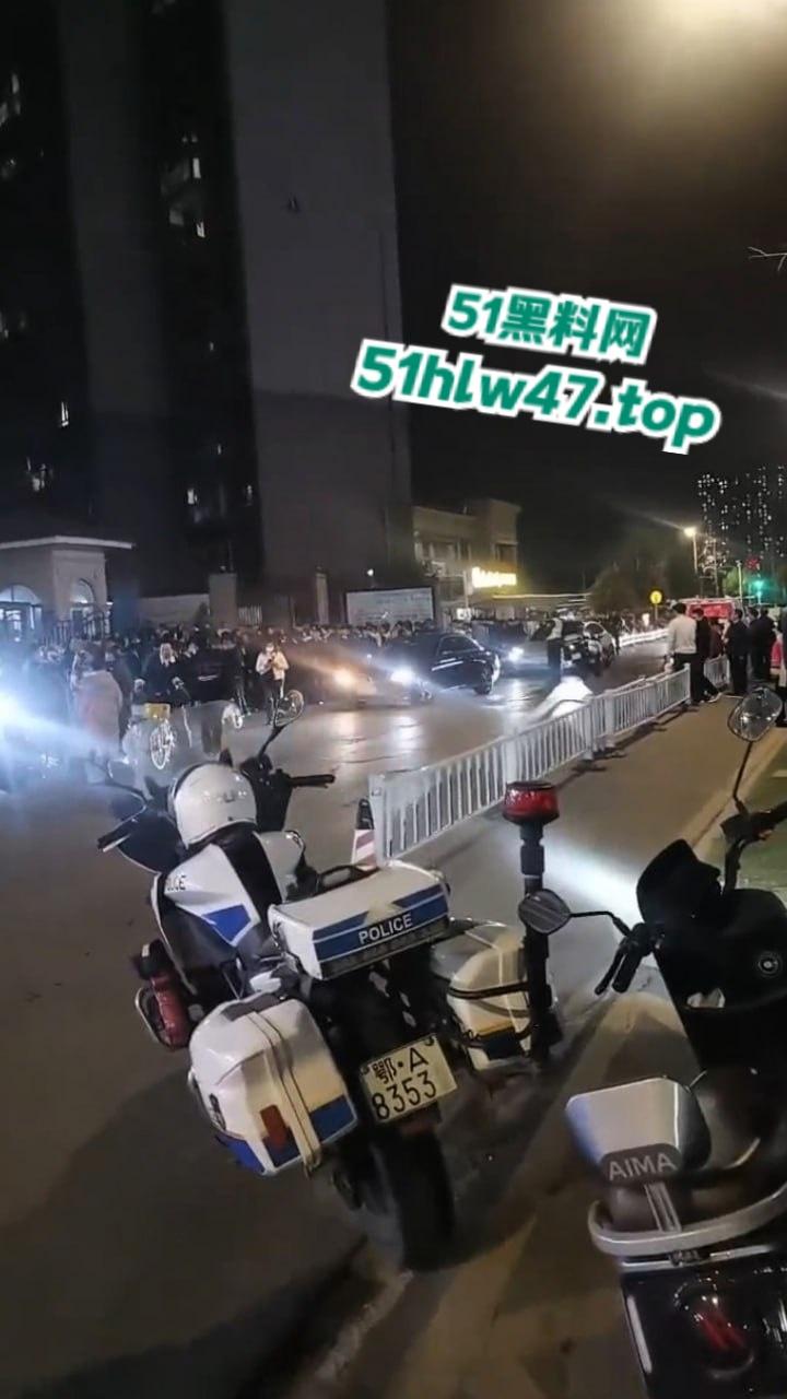 武汉海昌天澜黑箱操作换物业，据悉是两波物业公司抢地盘，一群业主也参与其中堪比古惑仔现场。-2