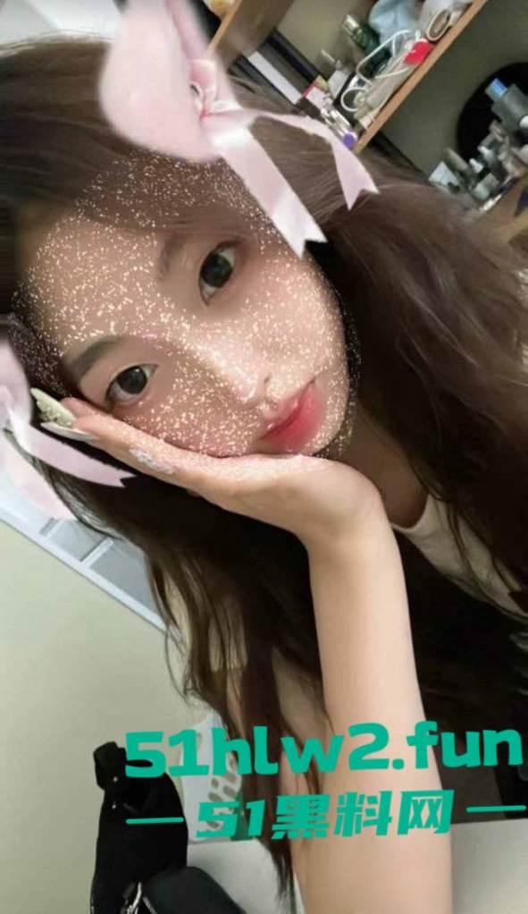 上海极品身材反差大二舞蹈生【刘静雯】被爆裸照网上勾引他人，车库男厕所性爱视频全网疯传。-7